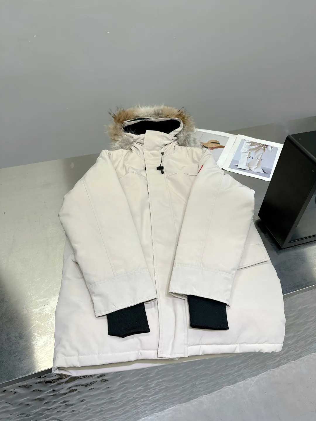 P840 Canada Goose 13 down jackets, timeless classics, same style for men and women, mid-length windbreaker jacket. Canada Goose technology waterproof fabric is wind and cold resistant and extremely warm! Plush heat storage keeps you warm and warms you up quickly! Extra large fur collar design, fine fur, smooth to the touch, comfortable and skin-friendly! Double windproof cuffs to prevent cold wind from entering! The pockets have a flap zipper design and the upper pocket is a diagonal pocket, which is convenient and practical! Canada Goose’s popularity in the past two years has greatly surpassed that of the king of down jackets, the Meng Mouth, and it is the hottest item in autumn and winter on INS! Same style for men and women, Canada Goose’s classic style! Color: Black, Off-white, Gray, Navy Size: XS S M L XL XXL